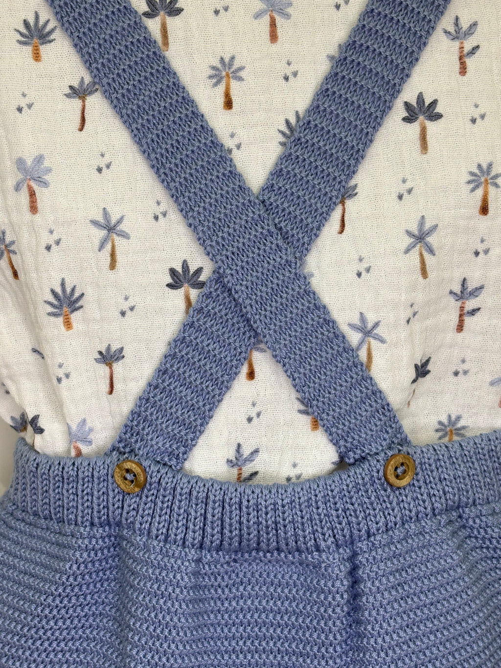 Conjunto peto de punto y camisa